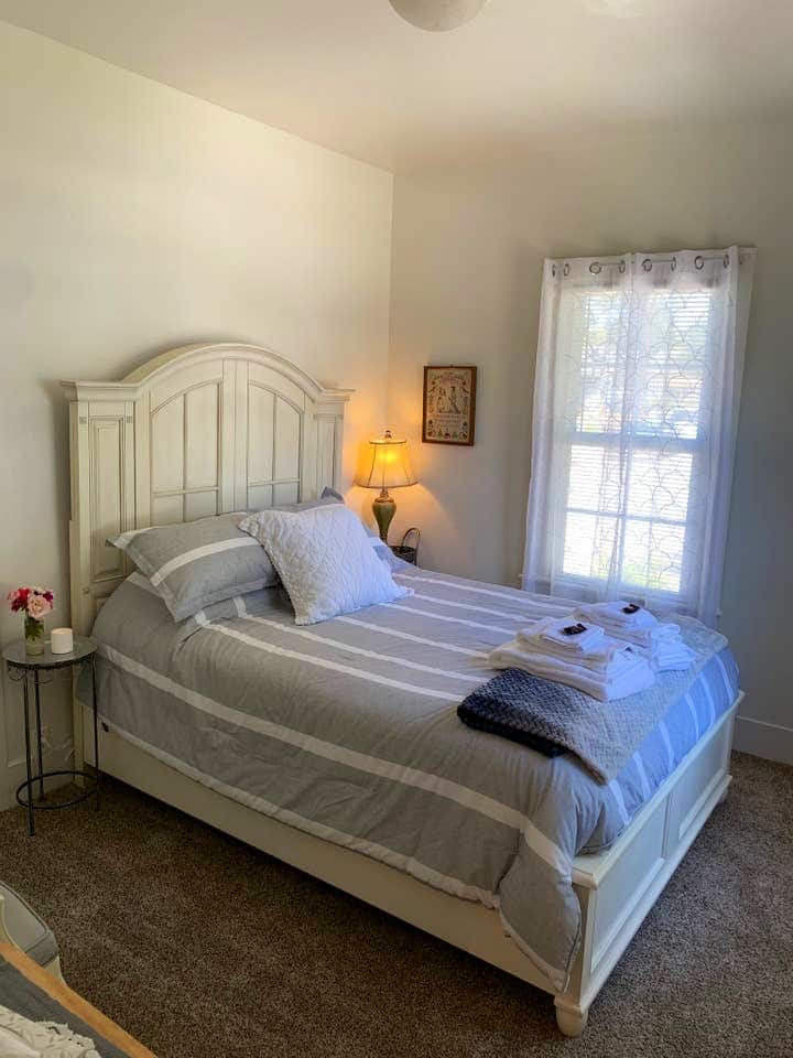 Este es uno de los dormitorios de 1800.  La cama tamaño queen es muy cómoda con un colchón con la parte superior acolchada.