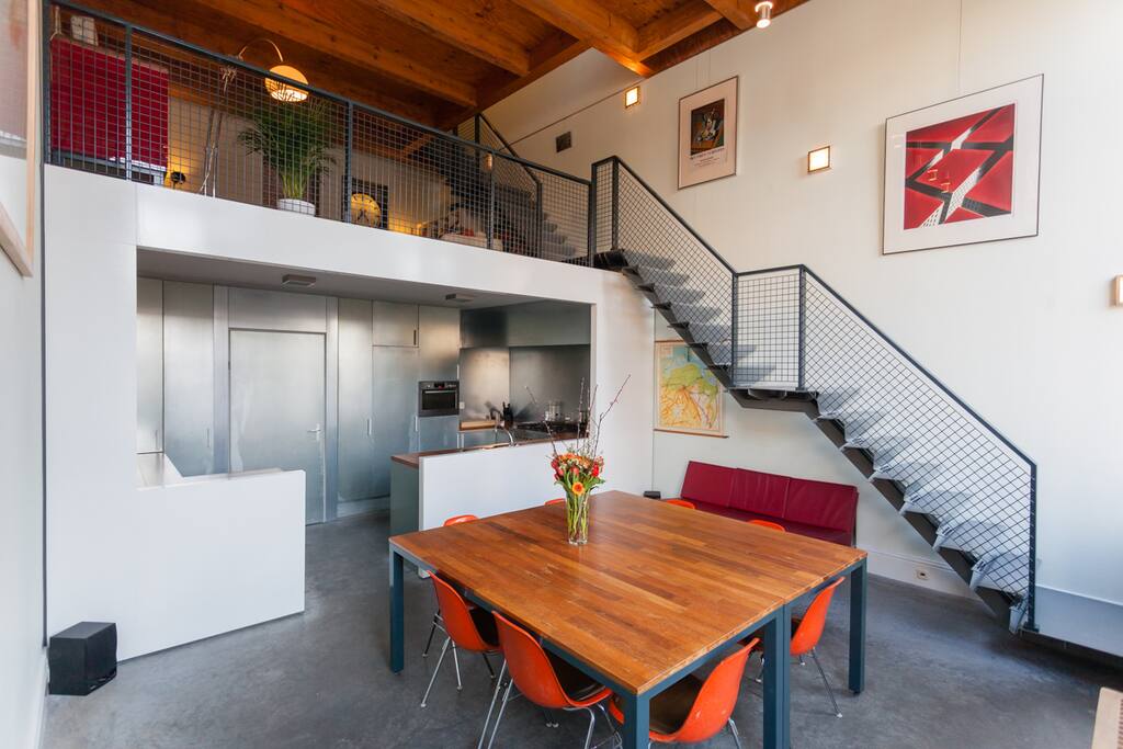 U bevindt zich bij binnenkomst meteen in de eetkamer en ruime keuken. Op de begane grond bevindt zich nog een hal en WC. De stalen trap leidt naar de eerste verdieping, de living.
You will find yourself immediately in the dining room. Steel stairs will lead you to the 2nd floor.