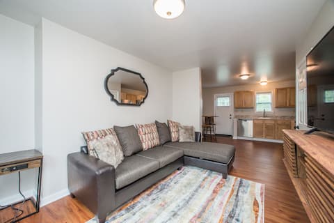 ⭐️Newly Renovated Perfect for Business and Leisure⭐️