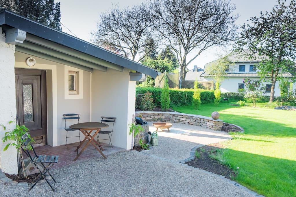 Blick vom Haus auf den Garten