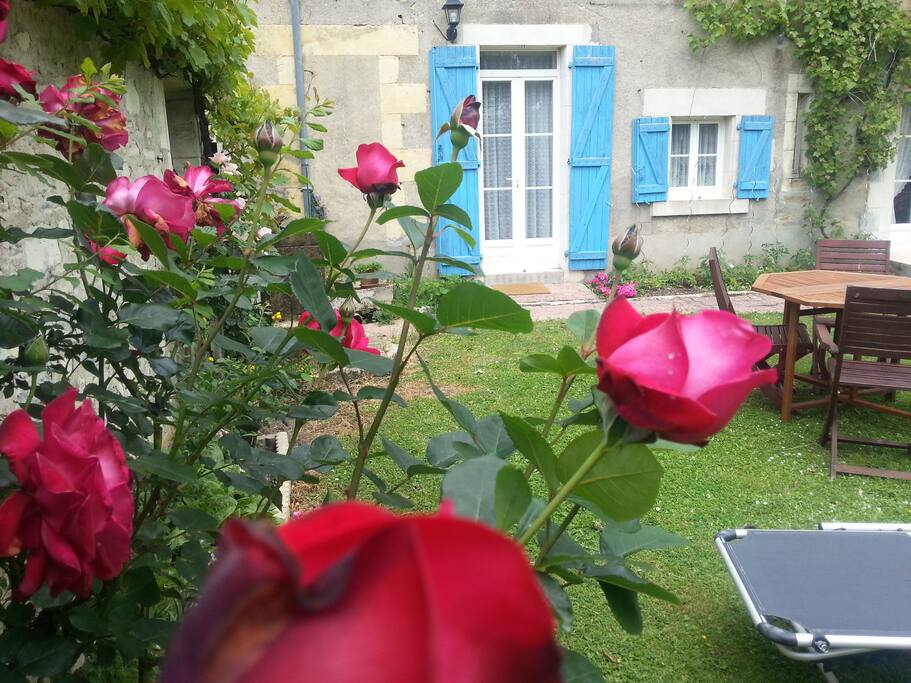 le Jardin enchanté par les oiseaux est.
Très agréable pour prendre les repas en toute simplicité.