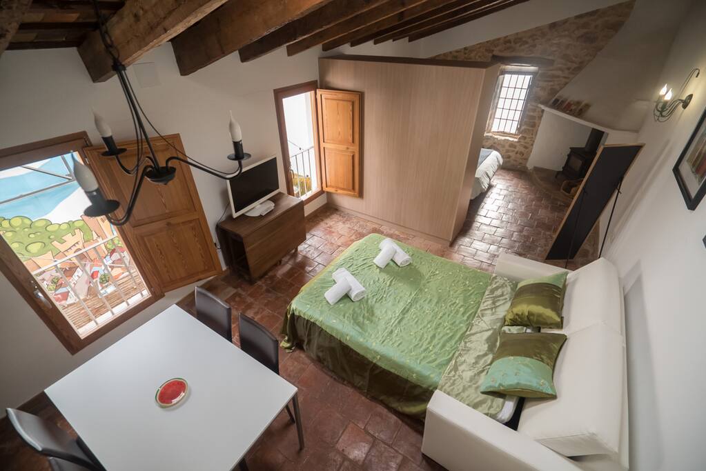 Sofá cama, salón y TV