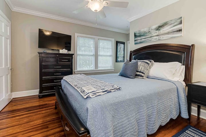 Experience ultimate comfort in soft microfiber sheets and bedding for your queen bed. Perfect for cozy TV nights with cable and Roku streaming, and restful sleep. Located upstairs with a ceiling fan and hardwood floors, creating a serene environment