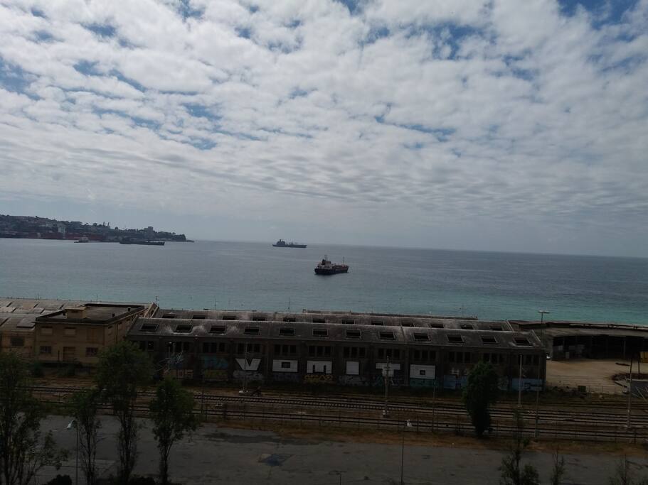 Vista del Puerto de Valparaiso desde Avenida Diego Portales