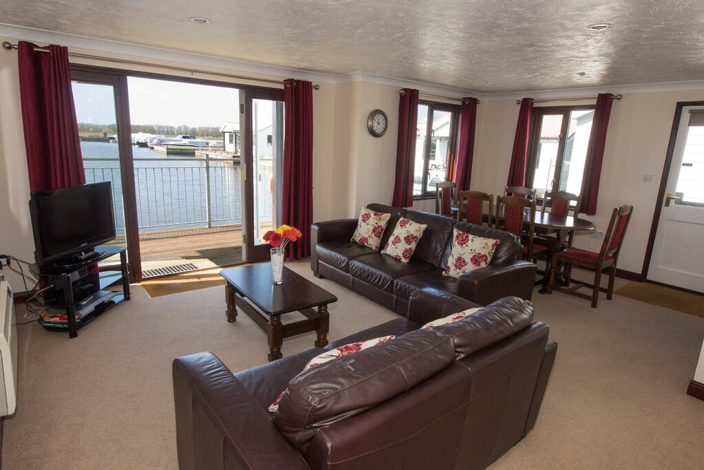 Lounge / Dining Room