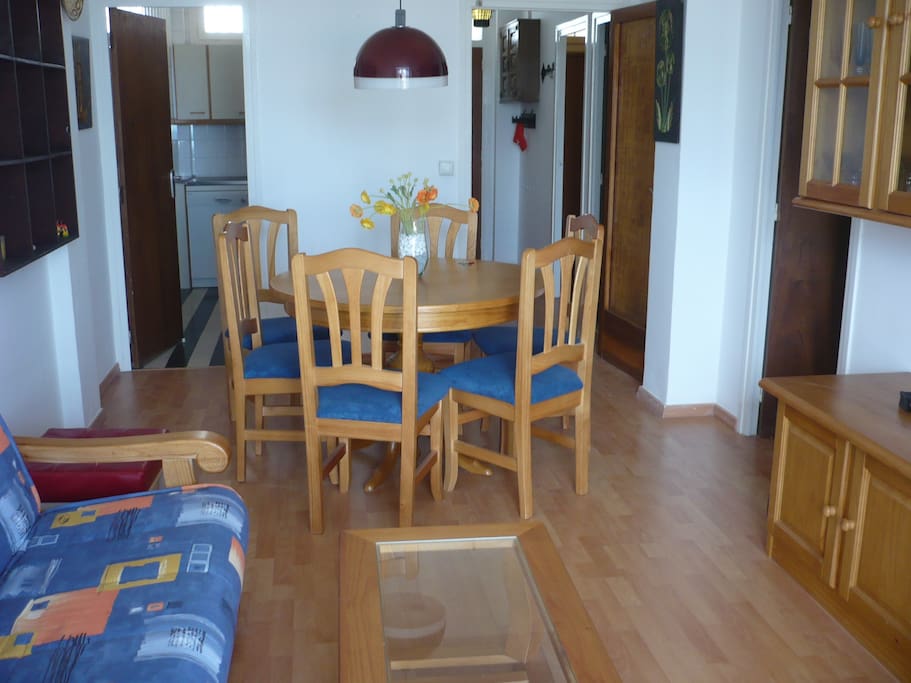 Salón con amplios ventanales de salida a la terraza.