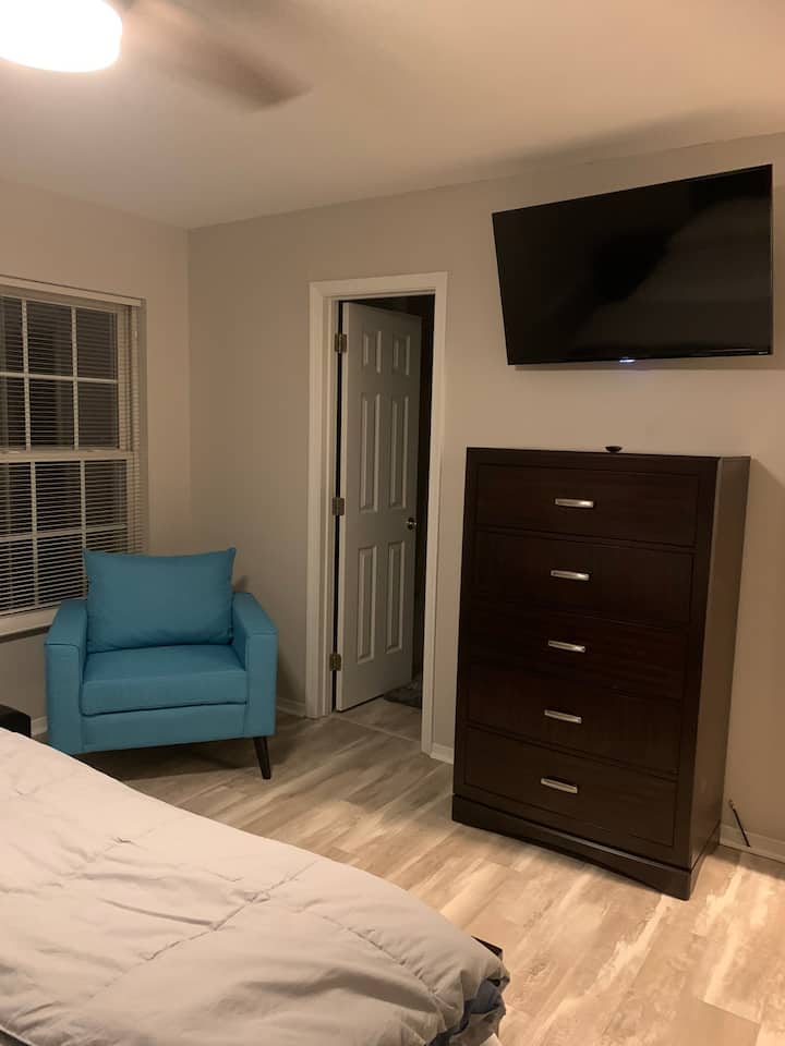 Მთავარი საძინებლის მოსასვენებელი სივრცე სმარტ-ტელევიზორით