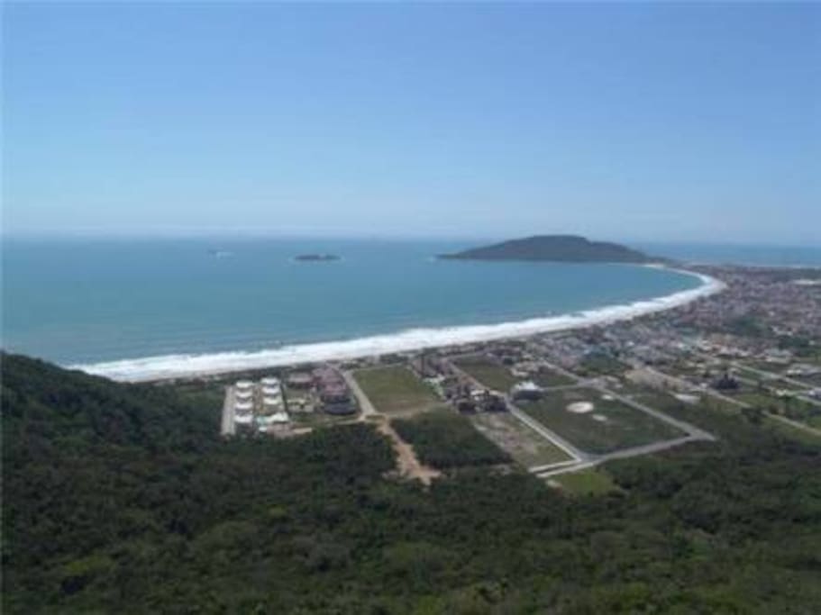 Vista de cima da praia