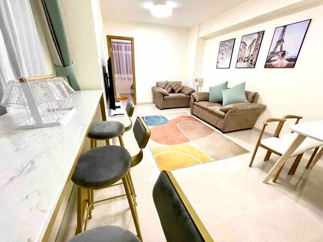 旺角奢阔3房2廳+客廳兩張大沙發床（共6床）、弥敦道正大街 ，近地铁口、适合入住6-10人 gallery image 3