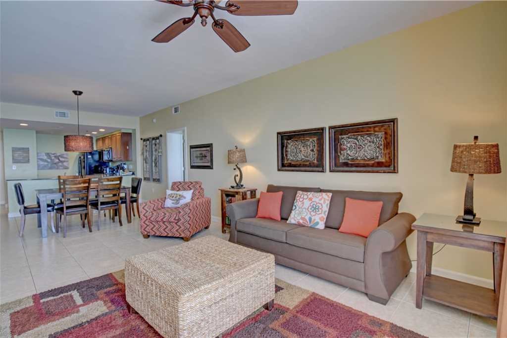 Couch,Furniture,Indoors,Room,Bedroom