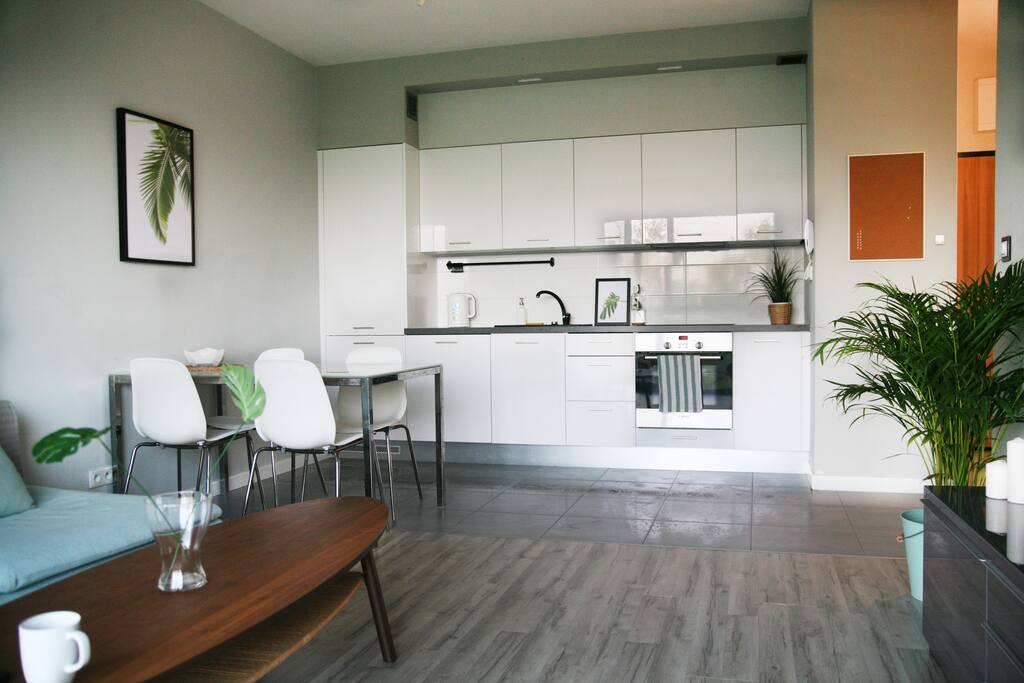 Fully equipped kitchen and dining area