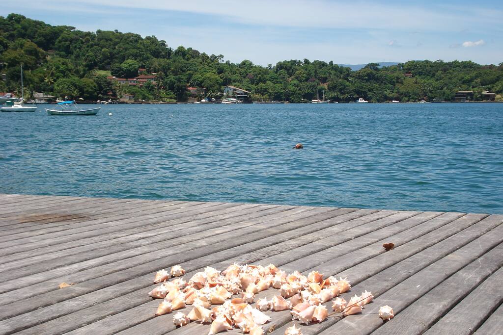 Deck com ancoradouro para barcos. Acesso ao mar água delicia!