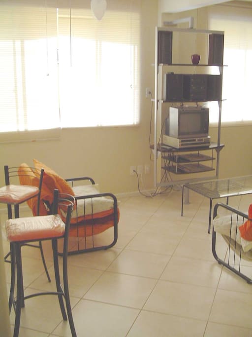 Sala integrada com a cozinha dividida por bancada