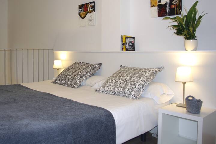 Three Bedroom Duplex Apartment From Steps Subway Station in BCN Center gallery image 2