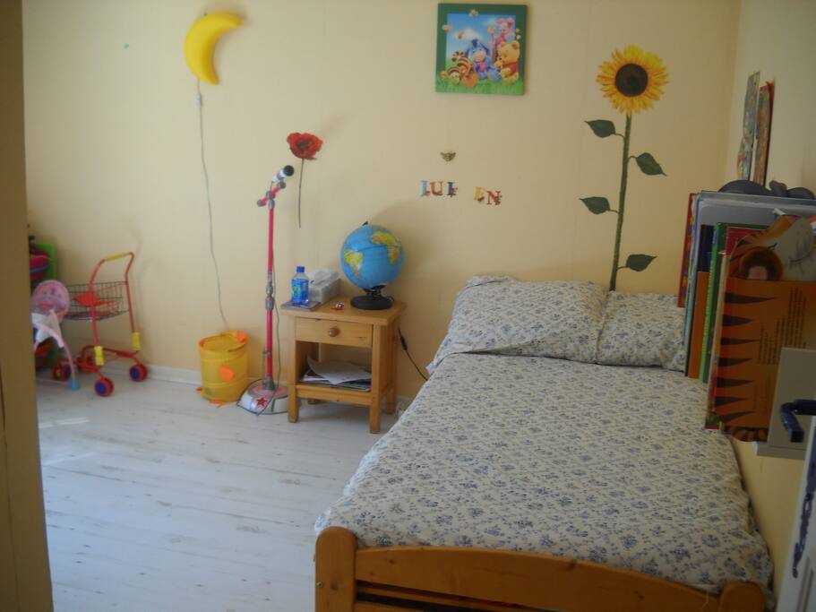 Chambre 2 avec 2 lits (un lit tiroir) qui sort du dessous de ce lit