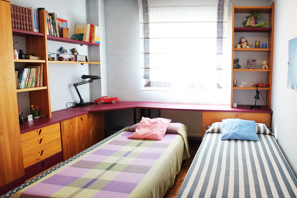Habitación con una o dos camas. Muy luminosa y acojedora.