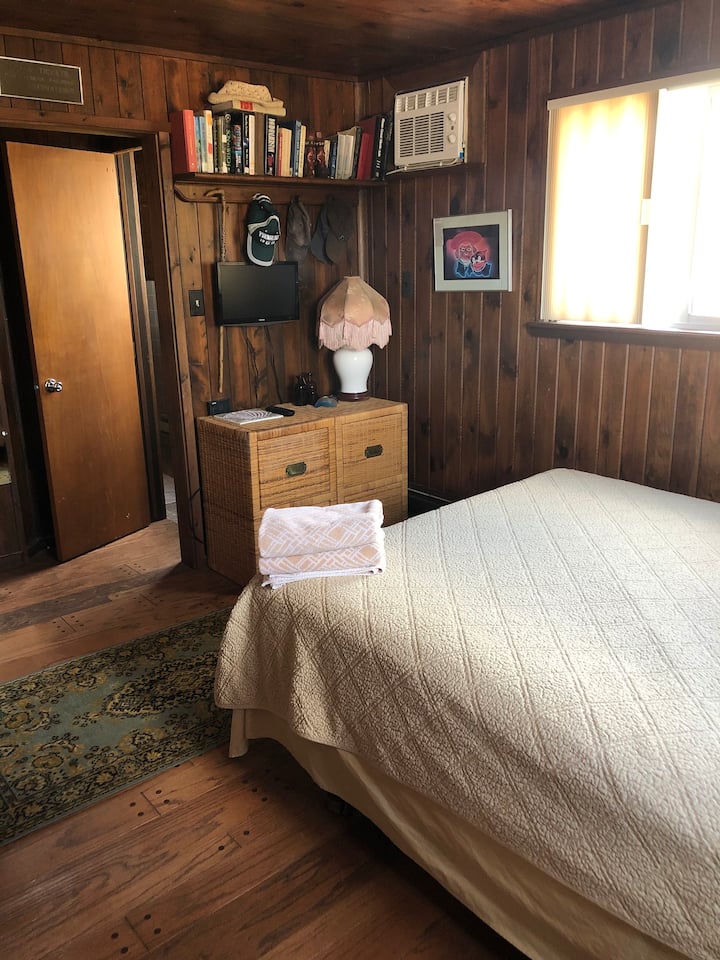 غرفة نوم الطابق الثاني