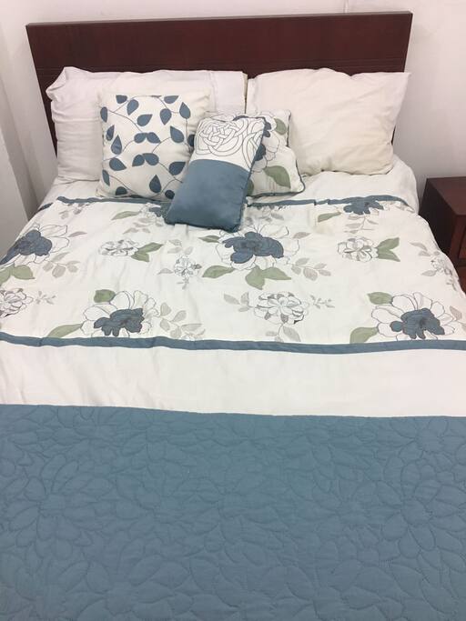 Cuartos con cama, baño privado, clóset y Tv