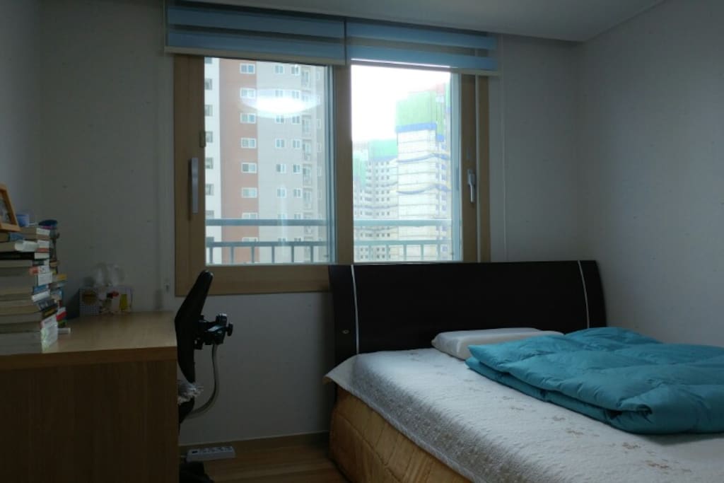 방 (Bedroom B)
