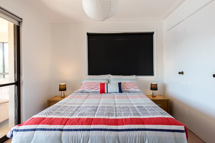 Трета спалня с изглед към водата с двойно легло. Северно изложение и води към невероятен балкон с шезлонги, за да се отпуснете и да се насладите на гледката