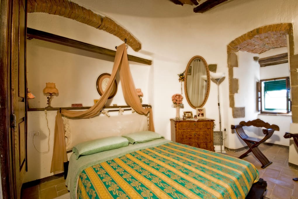 Camera da letto nella torre medievale