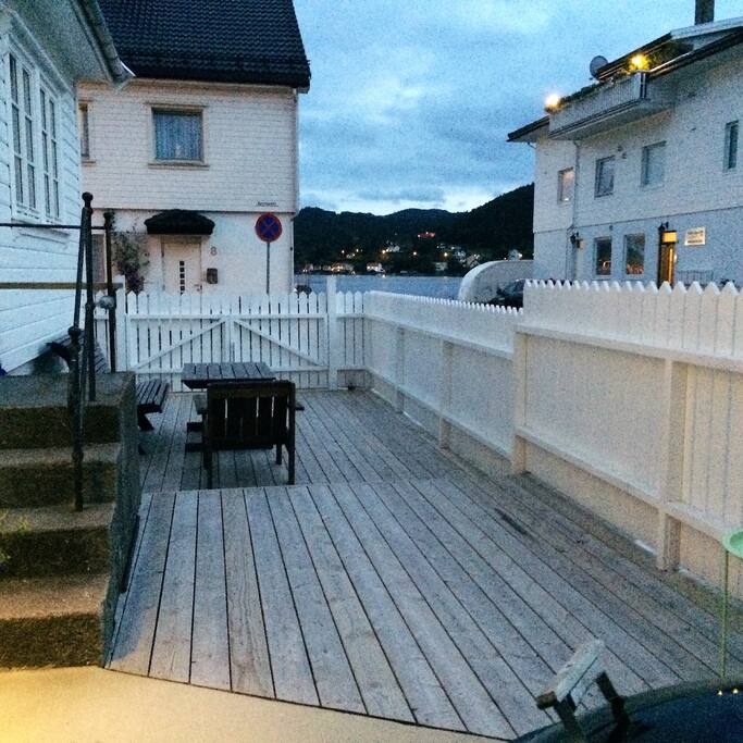 terrasse med sjøutsikt
