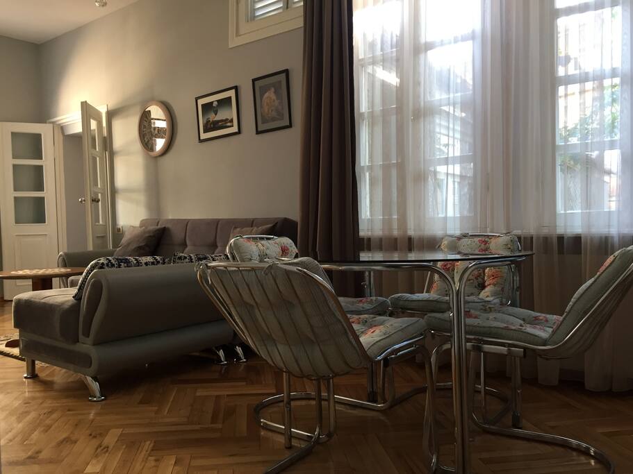 Livingroom: comfy lounging area with large windows is inviting lots of energy, romance, freshness, light and charm to the room.