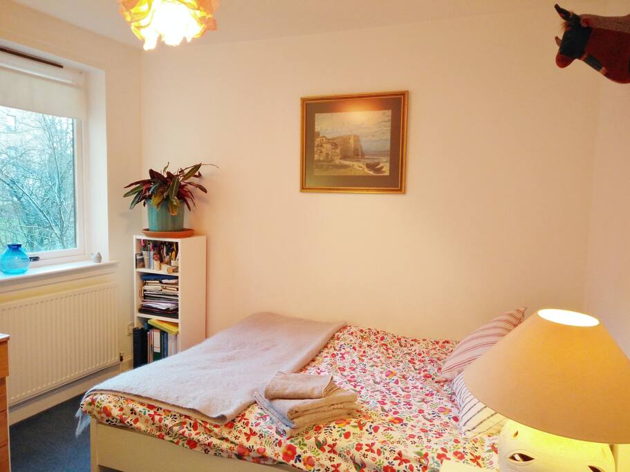 Guest's room with one double bed.