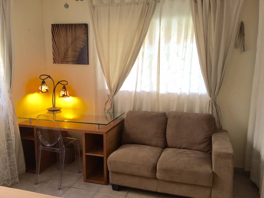 Bureau et boit de canapé de la chambre