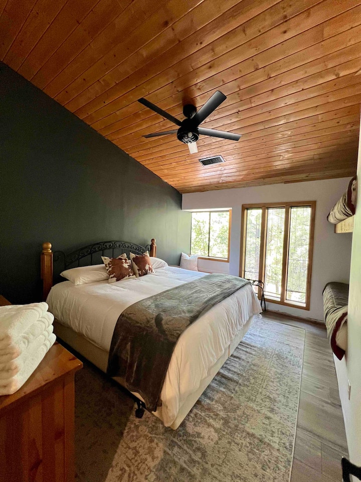 Spavaća soba 3 ima bračni krevet (1,8x2) s punim krevetima na kat 