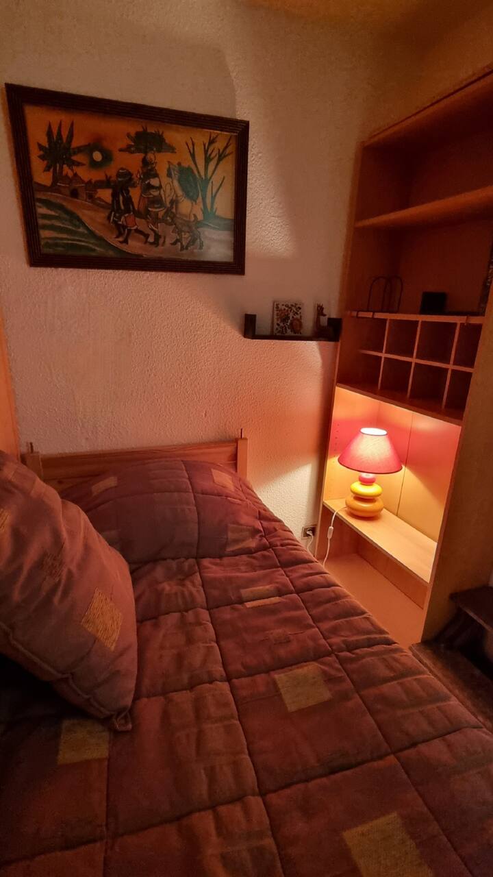 cama individual en el dormitorio pequeño