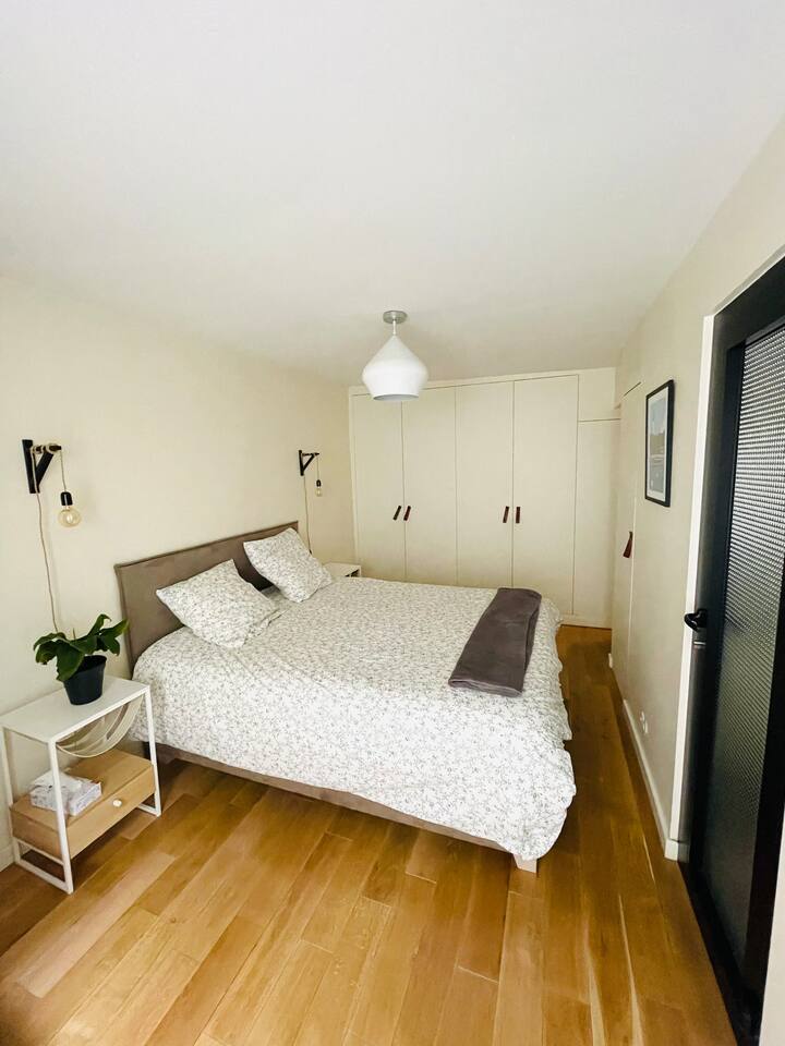 Gran habitación de 15 m2 con almacenamiento y armario. Cama Queen size de 160 cm. 