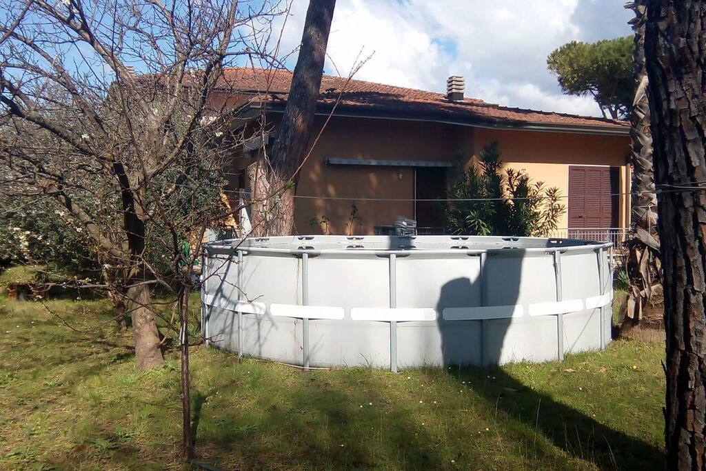 Swimmingpool mit 20 m3 Wasser im Garten