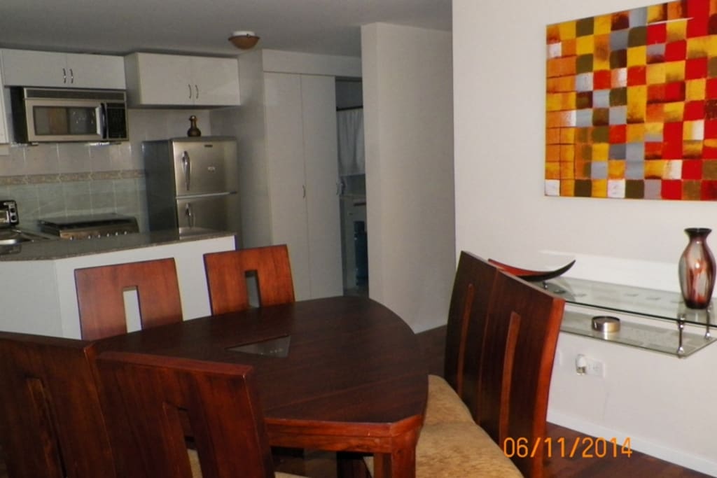 comedor para 6 personas, cocina equipada