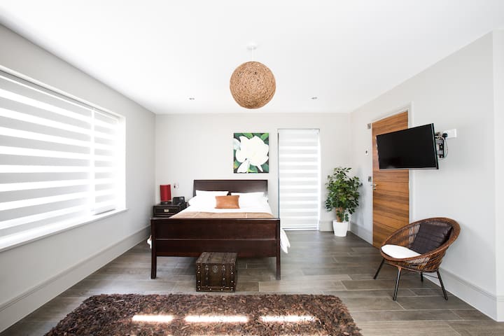 SHENLEY BOUTIQUE STUDIO