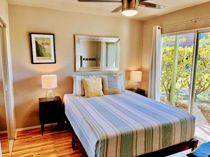 Dhomë gjumi më vete në katin e poshtëm me krevat dopio "queen".