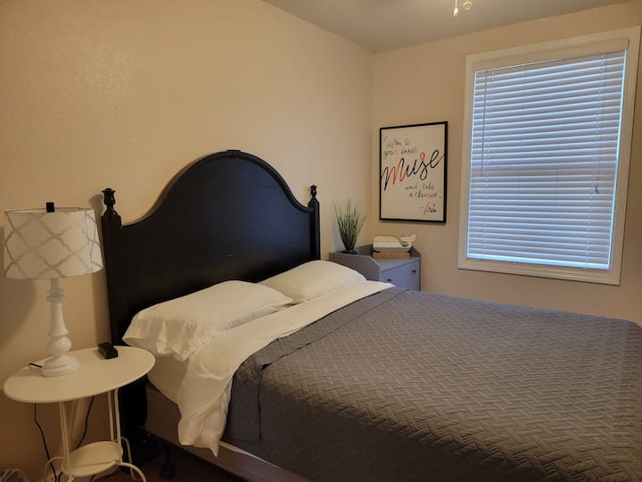 חדר שינה שני, מיטת קווין סייז. המזרן הוחלף בפברואר 2023