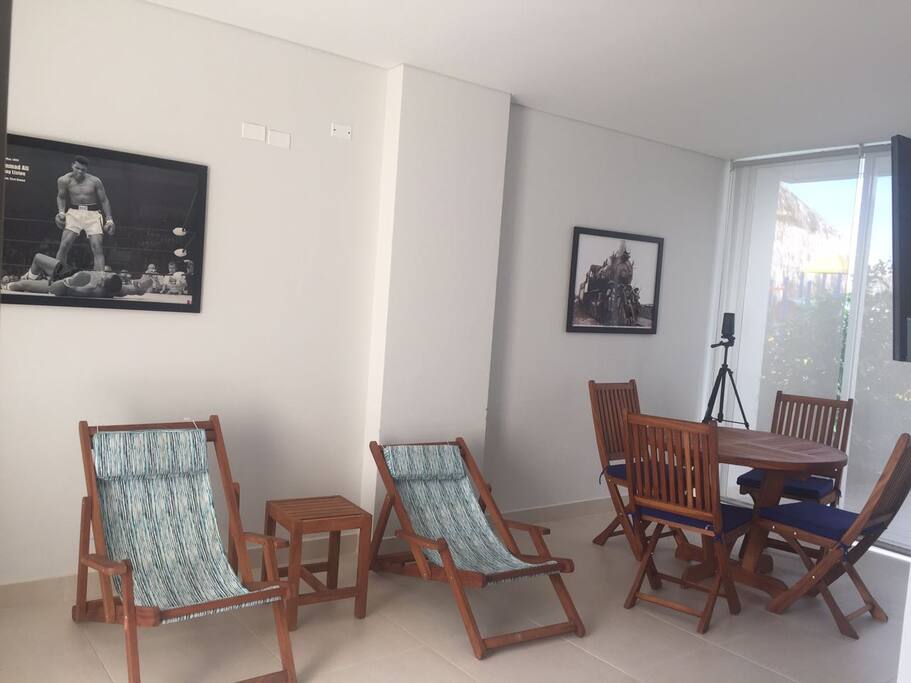 En la zona social: muebles en Teca para interior y exterior. Dos Afiches Originales el primero de Muhammad Ali Vs Sony Liston, el segundo es una obra de 1910 del fotografo mas importante de la Revolucion Mexicana el Maestro Hugo Brehme titulada "Locomotivo en el Estado de Morelcos