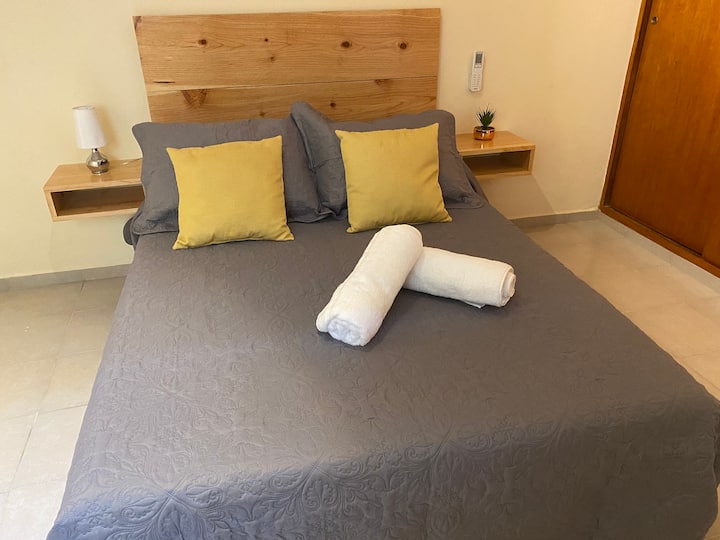 غرفة النوم 2، مكيفة الهواء، حديثة، مريحة، مع خزانة كبيرة للتخلص من حقائبك، الاستقرار والشعور وكأنك في بيتك. 