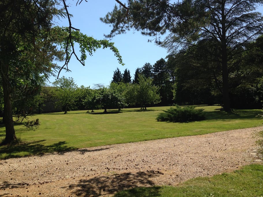 Vue du jardin à l'entrée de la propriété