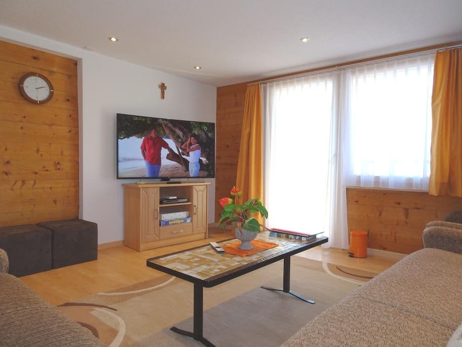 Wohnzimmer mit Flachbild-TV, Radio, DVD-Player und Gratis-Internet