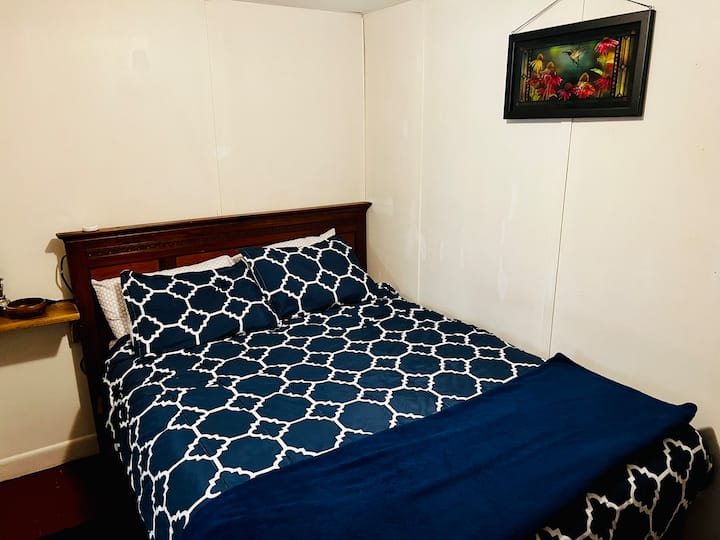 1号卧室配有标准双人床。