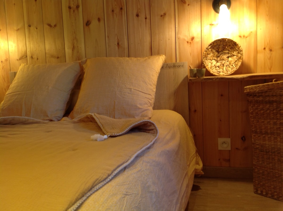 nambari ya chumba cha kulala 2.
iliyo na kitanda salama cha kuhifadhi mizigo yako au
nyingine. kitanda kilichopambwa na godoro zuri linaloweza kubadilika.
