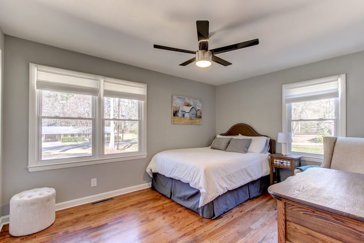 Druhá spálňa s manželskou posteľou Queen.