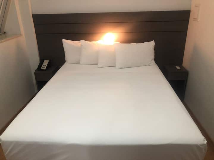 Cama queen na master suite