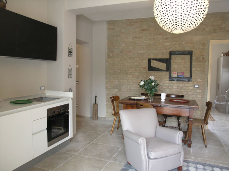 Angolo cucina e zona pranzo