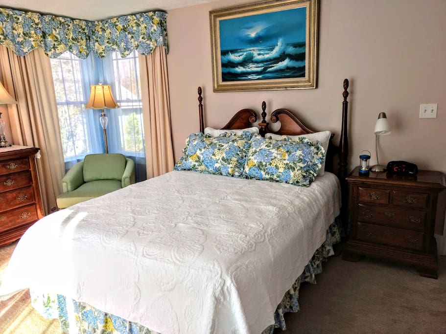 COMFY QUEEN SIZE BED!