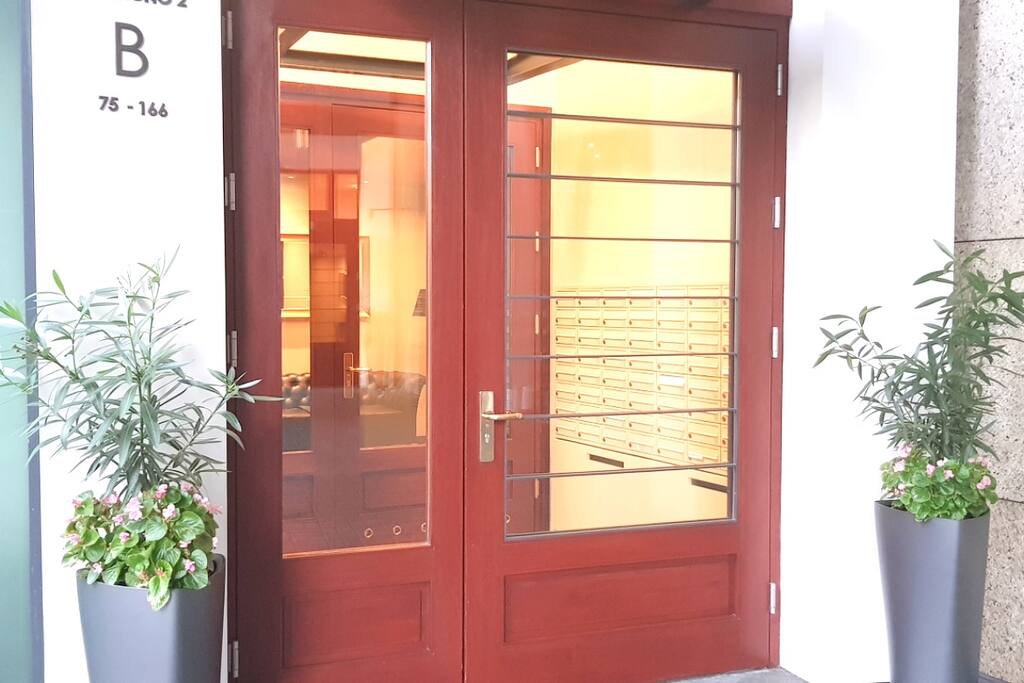 Entrance "B"
