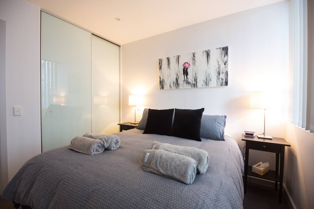 Bedroom 1 - Queen Bed