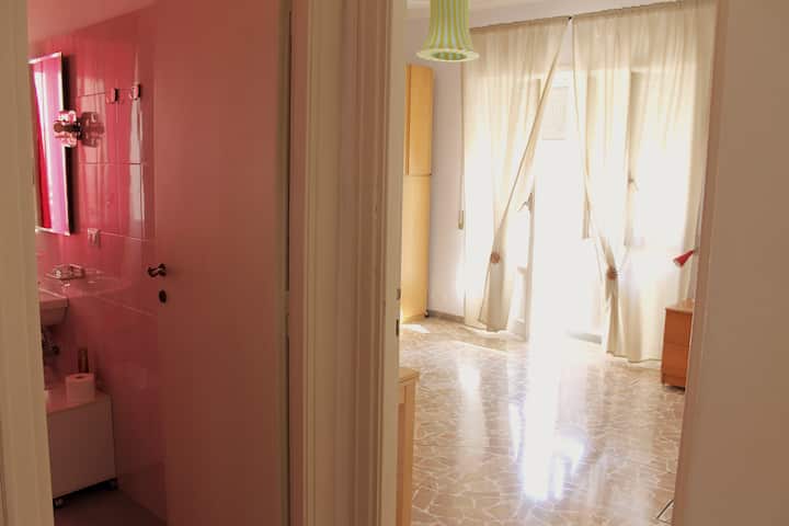 Tercera habitación con 2 camas individuales y balcón